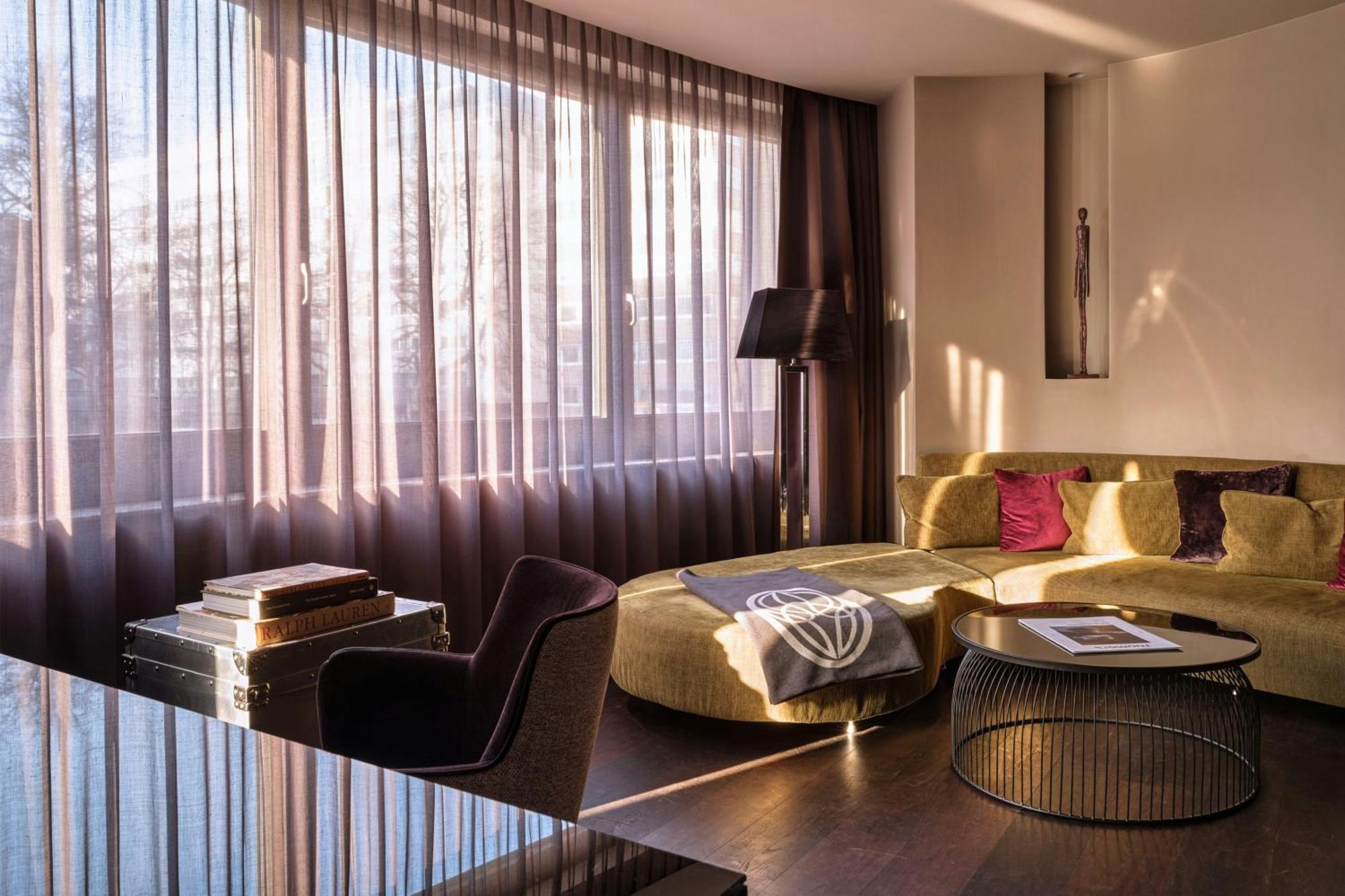 Roomers Frankfurt Central, Autograph Collection